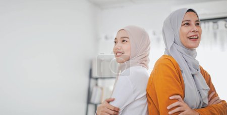 Téléchargez les photos : Portrait de deux femmes d'affaires musulmanes portant le hijab en croisant les bras. - en image libre de droit