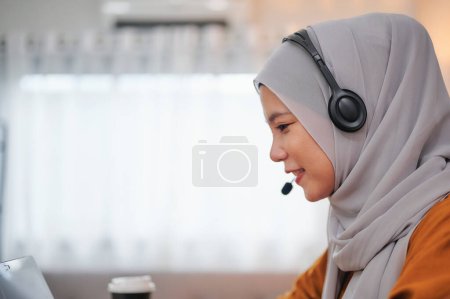 Téléchargez les photos : Opératrices de soutien à la clientèle avec écouteurs travaillant sur la hotline ou le service de centre d'appels dans le bureau. - en image libre de droit