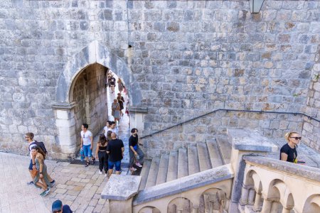 Téléchargez les photos : Vieux murs et tours dans la vieille ville historique de Dubrovnik, Croatie - en image libre de droit