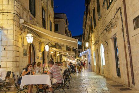 Foto de Calles en el casco antiguo histórico de Dubrovnik por la noche, Croacia - Imagen libre de derechos