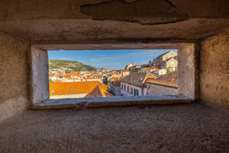 Téléchargez les photos : Vieux murs et tours dans la vieille ville historique de Dubrovnik, Croatie - en image libre de droit