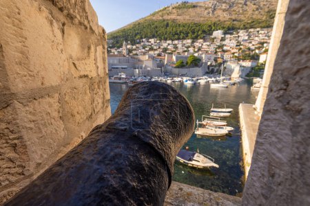 Foto de Murallas y torres antiguas en el casco antiguo histórico de Dubrovnik, Croacia - Imagen libre de derechos
