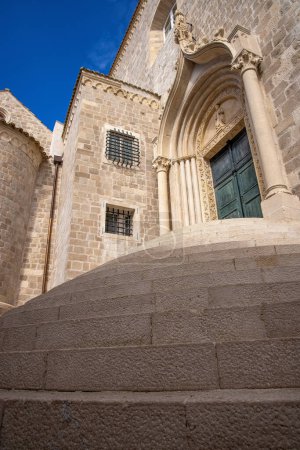 Téléchargez les photos : Old walls and towers in the historic old town of Dubrovnik, Croatia - en image libre de droit