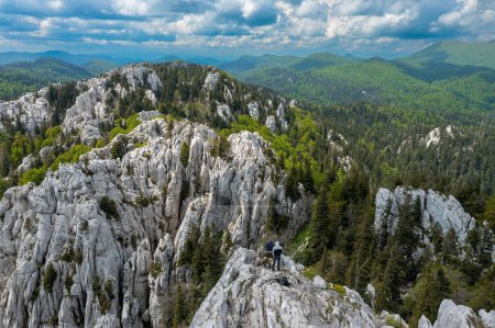 Rochers calcaires dans la forêt sur les montagnes de Bijele stijene en Croatie