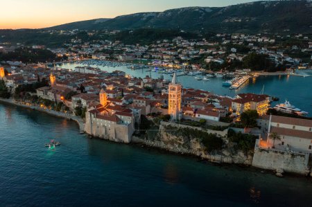 Téléchargez les photos : Vue aérienne de la soirée dans la vieille ville de Rab, la mer Adriatique en Croatie - en image libre de droit