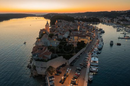 Téléchargez les photos : Vue aérienne de la soirée dans la vieille ville de Rab, la mer Adriatique en Croatie - en image libre de droit