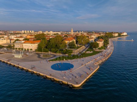 Foto de Vista aérea de los órganos del mar y saludo al sol en la ciudad de Zadar, Croacia - Imagen libre de derechos