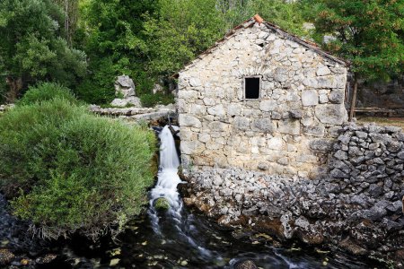 Téléchargez les photos : Moulin à eau en pierre sur la rivière Krupa, Croatie - en image libre de droit
