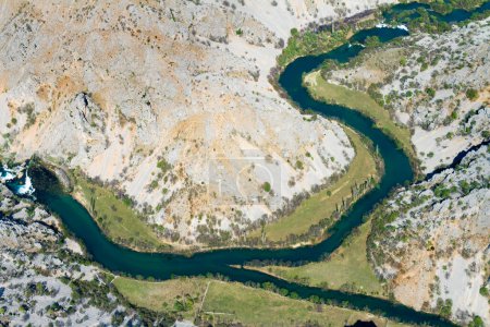 Téléchargez les photos : Vue aérienne du confluent des rivières Krupa et Zrmanja et de leurs canyons, Croatie - en image libre de droit