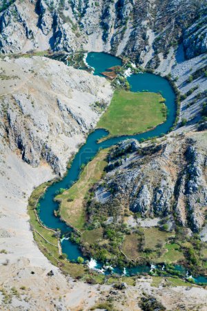 Téléchargez les photos : Vue aérienne du canyon de la rivière Krupa avec cascades, Croatie - en image libre de droit