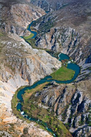 Téléchargez les photos : Vue aérienne du canyon de la rivière Krupa avec cascades, Croatie - en image libre de droit
