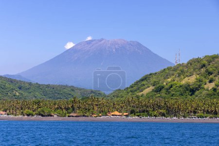 Téléchargez les photos : Volcan du Mont Agung vu de la côte de Bali, Indonésie - en image libre de droit