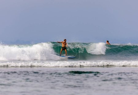 Téléchargez les photos : Surfer à Bingin Beach, Uluwatu Bali Island, Indonésie - en image libre de droit