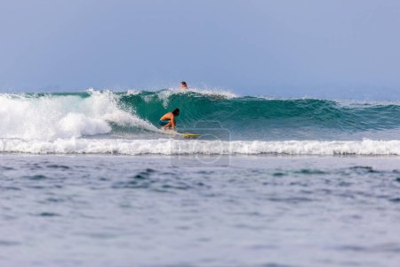 Téléchargez les photos : Surfer à Bingin Beach, Uluwatu Bali Island, Indonésie - en image libre de droit