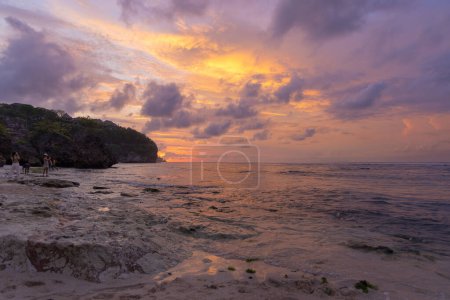 Téléchargez les photos : Coucher de soleil sur la plage de Bingin à Uluwatu, île de Bali, Indonésie - en image libre de droit