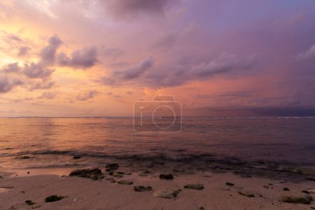 Téléchargez les photos : Coucher de soleil sur la plage de Bingin à Uluwatu, île de Bali, Indonésie - en image libre de droit