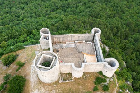 Vue aérienne du château de Drivenik, Croatie