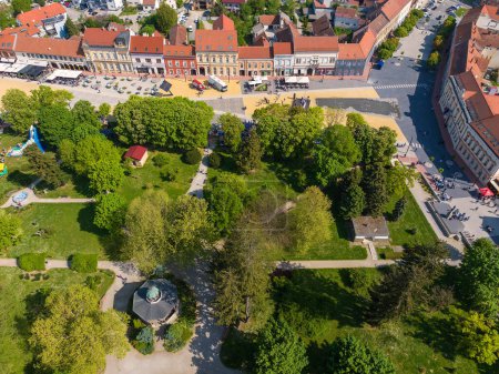 Vue aérienne de la ville de Koprivnica avec place centrale et parc, Croatie