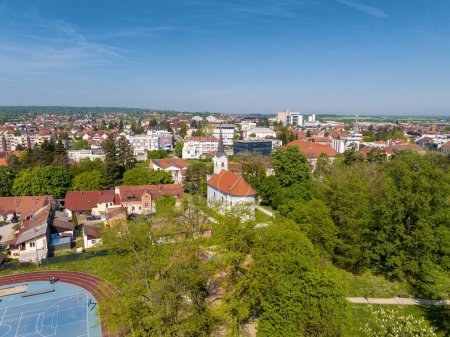 Vista aérea de la ciudad de Koprivnica con plaza central y parque, Croacia