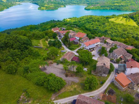 Luftaufnahme eines alten Dorfes am Butoniga-See im Zentrum von Istra, Kroatien