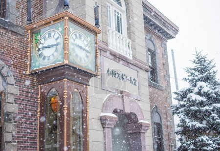 Foto de HOKKAIDO, JAPAN - December 16, 2022:The old steam clock of Otaru is another important point of the city Located in front of the Music Box Museum. This watch can spray steam every 15 minutes. - Imagen libre de derechos