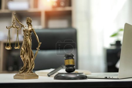 Téléchargez les photos : Juge sur une table en bois Et des avocats expérimentés rencontrent des clients et donnent des conseils en coulisses. services juridiques concept de consultation juridique - en image libre de droit