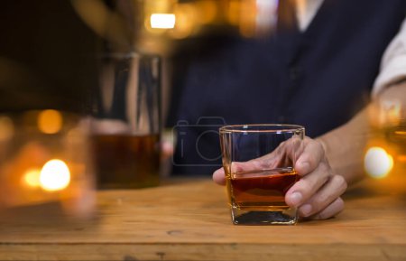 Téléchargez les photos : Barman Servir Whiskey, sur un bar en bois, - en image libre de droit