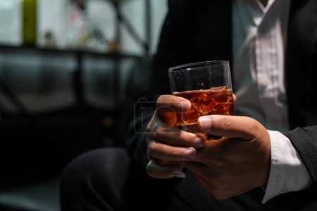 Téléchargez les photos : Des hommes d'affaires proches tenant un verre de whisky - en image libre de droit