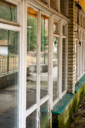 Foto de Una interesante vista de viejas ventanas en un edificio olvidado en el estilo de los años 80, urbex. - Imagen libre de derechos