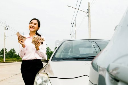 Téléchargez les photos : Heureux sourire insouciant asiatique femme d'affaires financière prêt budget montrant ont crédit lors d'un accident de voiture : Accident et concept d'assurance automobile. - en image libre de droit