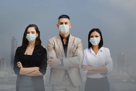 Téléchargez les photos : Les travailleurs, les hommes et les femmes d'affaires travaillant dans la capitale souffrant de la pollution de l'air par la poussière PM2,5 smog gaz d'échappement toxiques qui sont nocifs pour la santé il est nécessaire de porter des masques de protection. - en image libre de droit