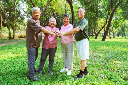 Fröhliche Gruppe asiatische Senioren, die bei guter Gesundheit sind, schließen sich zusammen Freizeitaktivitäten spielen Sport haben Spaß am Morgen haben gute Laune ein langes Leben.