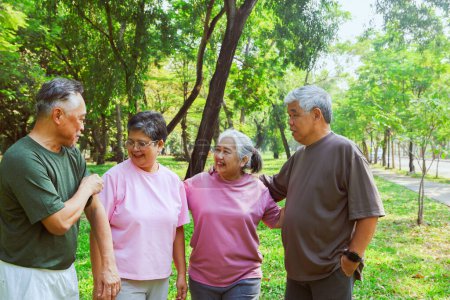 Fröhlich genießen Gruppe asiatische Senioren Rentner, die gesund und glücklich zusammen an Freizeitaktivitäten teilnehmen Garten Sport spielen Bewegung Spaß haben Morgen gute Laune leben ein langes Leben.