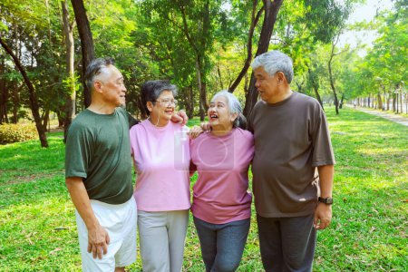 Fröhlich genießen Gruppe asiatische Senioren Rentner, die gesund und glücklich zusammen an Freizeitaktivitäten teilnehmen Garten Sport spielen Bewegung Spaß haben Morgen gute Laune leben ein langes Leben.