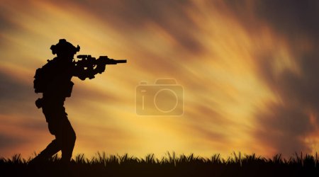 Soldados silueta llevan rifles de francotirador para luchar proteger mantener la paz y la independencia a lo largo de las fronteras internacionales prevenir la invasión y el terrorismo: Infantería patrullando cuidadosamente la zona de guerra.