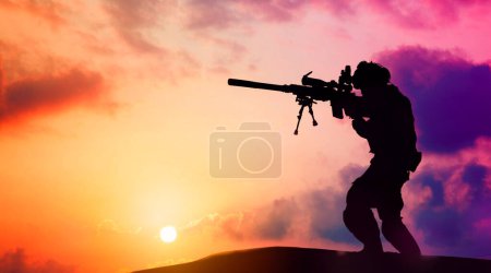 Soldados silueta llevan rifles de francotirador para luchar proteger mantener la paz y la independencia a lo largo de las fronteras internacionales prevenir la invasión y el terrorismo: Infantería patrullando cuidadosamente la zona de guerra.