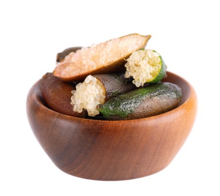 Frische Finger-Limetten in Holzschale isoliert auf weißem Hintergrund. Kaviarkalk. Fruchtschoten