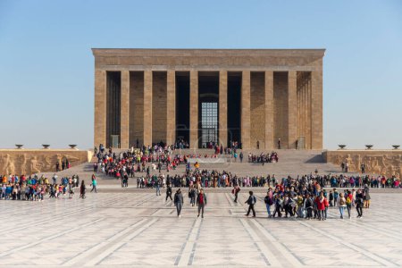 Téléchargez les photos : Anitkabir Ankara Turquie 10 novembre 2022 : Le mausolée de Mustafa Kemal Ataturk à Ankara - soldats en service et personnes en visite - en image libre de droit