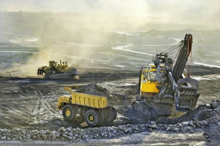 Téléchargez les photos : Véhicule travaillant sur une mine à ciel ouvert - en image libre de droit