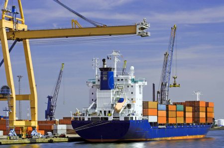 Containertransport auf einem Frachtschiff im Hafen