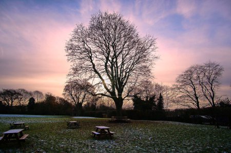 Foto de Puesta de sol sobre un paisaje invernal en Asby de la Zouch, Reino Unido - Imagen libre de derechos