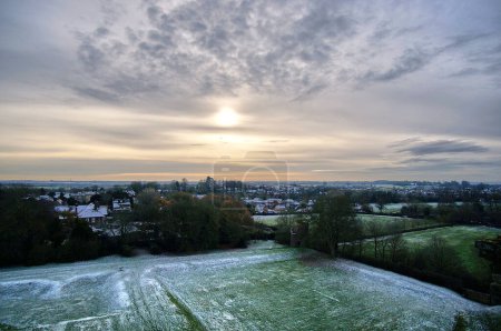 Foto de Puesta de sol sobre un paisaje invernal en Asby de la Zouch, Reino Unido - Imagen libre de derechos