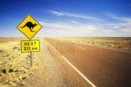 Foto de Señal de advertencia de canguro en una carretera del desierto australiano - Imagen libre de derechos