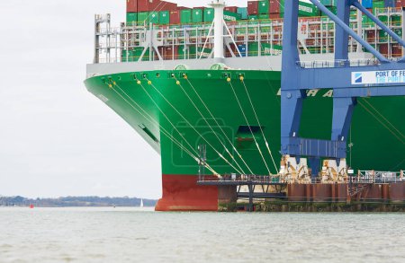 Téléchargez les photos : Large container ship moored at Felixstowe cargo docks, Suffolk, UK - en image libre de droit