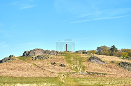 Téléchargez les photos : Obélisque monument sur une colline lointaine dans Bradgate Park dans le Leicestershire, Royaume-Uni - en image libre de droit