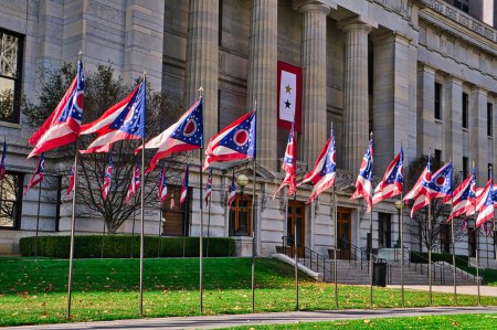Foto de Ohio Statehouse con banderas en el centro de Columbus, Oh USA 2022 - Imagen libre de derechos
