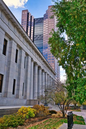 Téléchargez les photos : The Huntington Bank, vue sur le bâtiment depuis l'Ohio Statehouse au centre-ville de Columbus, Ohio - en image libre de droit