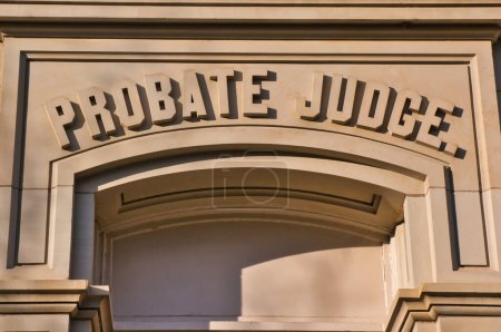 Téléchargez les photos : Probate Judge sign on Courthouse - en image libre de droit