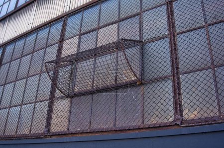 industrielles Fabrikfenster mit Metallgitter 