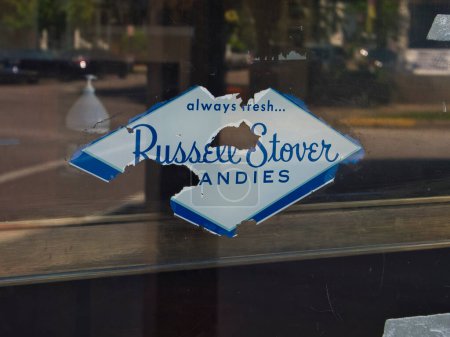 Foto de Vinilo de caramelo Russell Stover en escaparate de una tienda de caramelos vintage en Maysville Ky Estados Unidos 2023 - Imagen libre de derechos